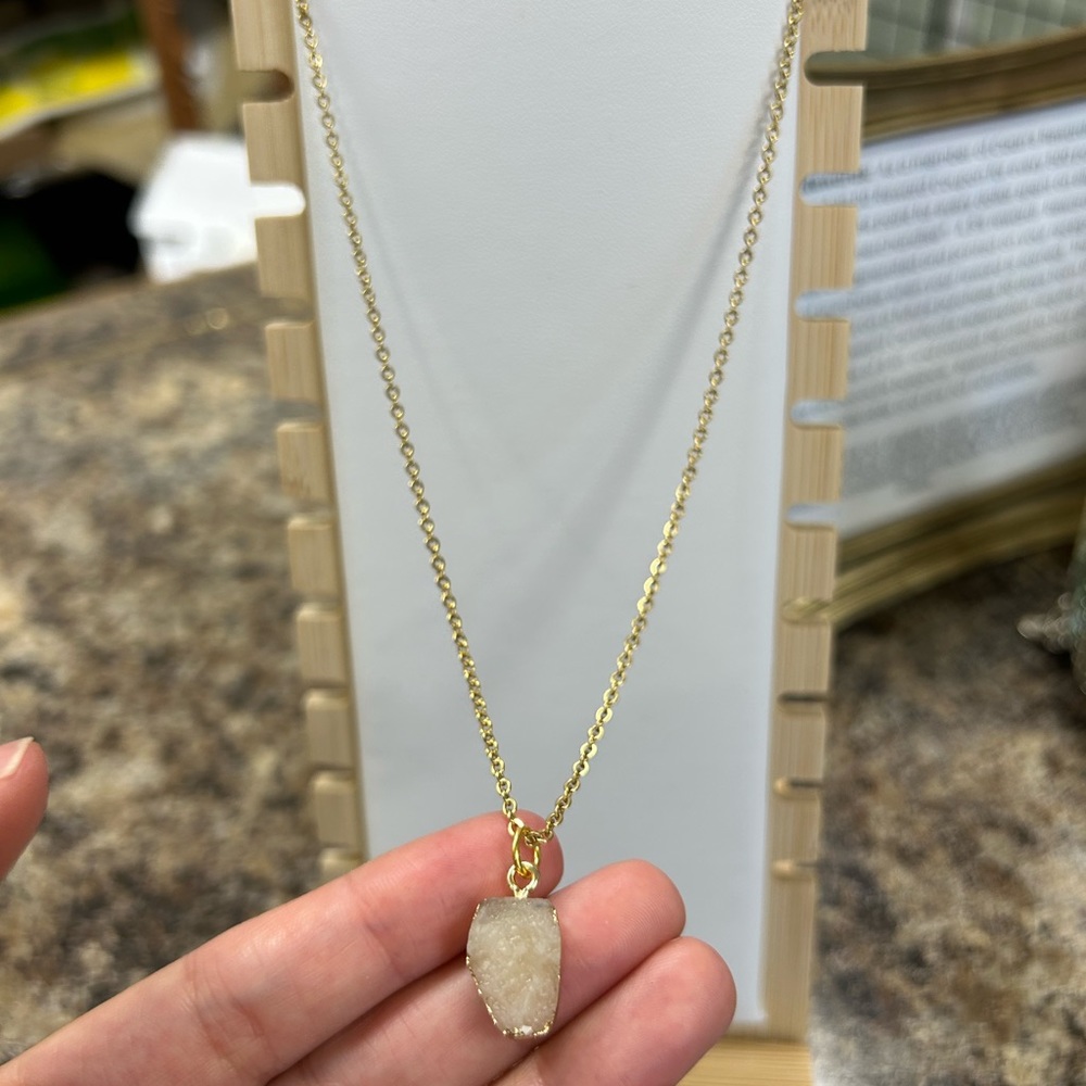 White/clear sparkly crystal necklace